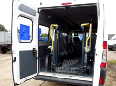 Распашные двери в микроавтобусе для инвалидов